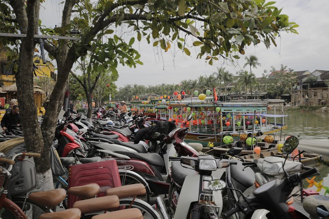Ảnh: Hội An rộn ràng sắc xuân trong ngày đầu năm mới ảnh 10