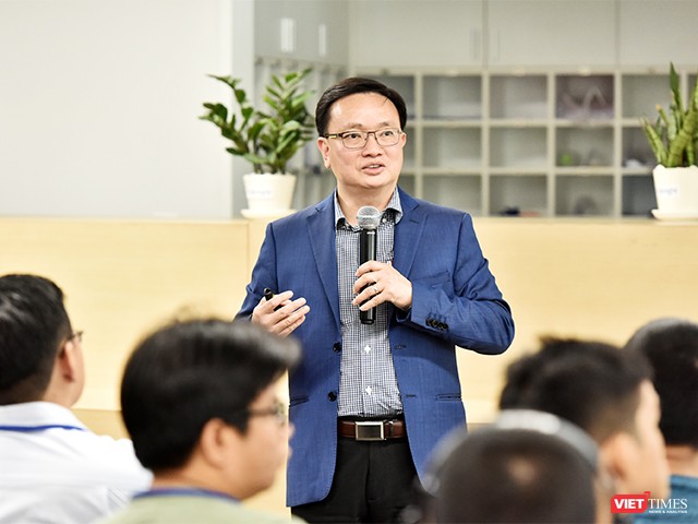 Chuyến tàu đêm của một người Việt kiến tạo Gmail ảnh 2