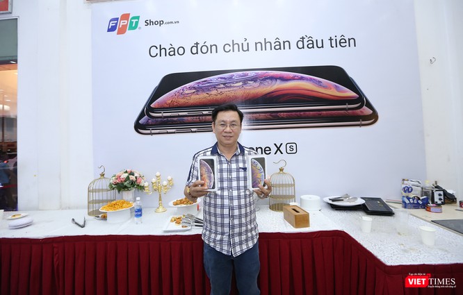 Hàng dài người xếp hàng lúc nửa đêm để mua iPhone XS và XR chính hãng ảnh 28