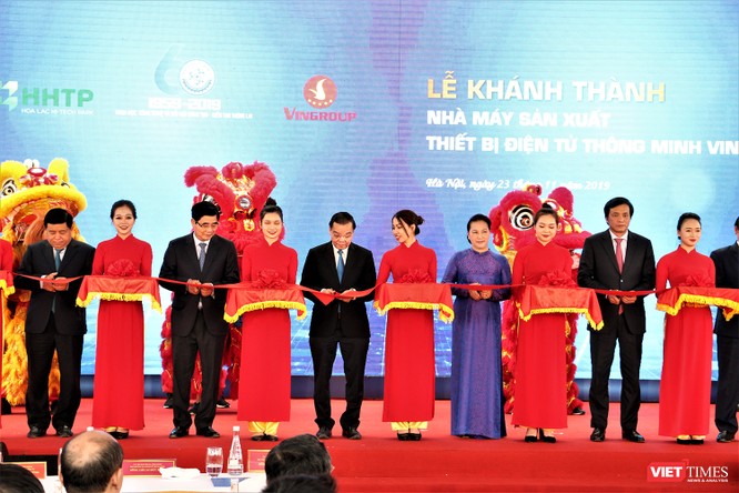 Chủ tịch Quốc hội Nguyễn Thị Kim Ngân dự lễ khánh thành Nhà máy sản xuất thiết bị điện tử thông minh VinSmart ảnh 2