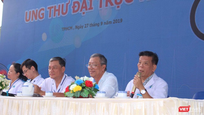 Bác sĩ Trần Nguyên Hà trao đổi tại một hội thảo 