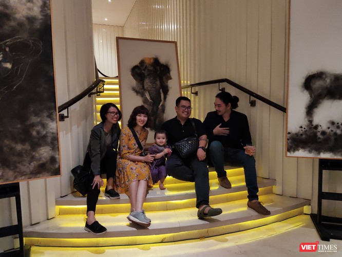Người tham dự triển lãm chụp ảnh lưu niệm cùng họa sĩ Trung Nghĩa (bên phải ảnh) 
