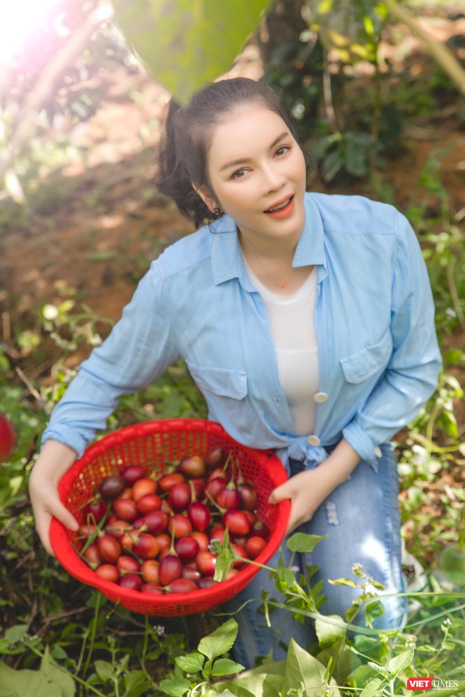 Kiều nữ Lý Nhã Kỳ đẹp gợi cảm hái cà chua thân gỗ giữa vườn xuân ảnh 3
