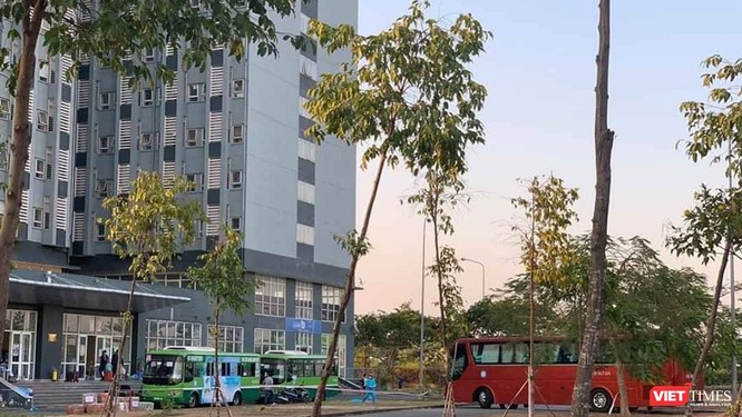 Đưa người về cách ly tại Khu Ký túc xá ĐHQG, các xe đưa đón đều được phun khử trùng sát khuẩn cả bên ngoài và bên trong (Ảnh: BQL KTX)