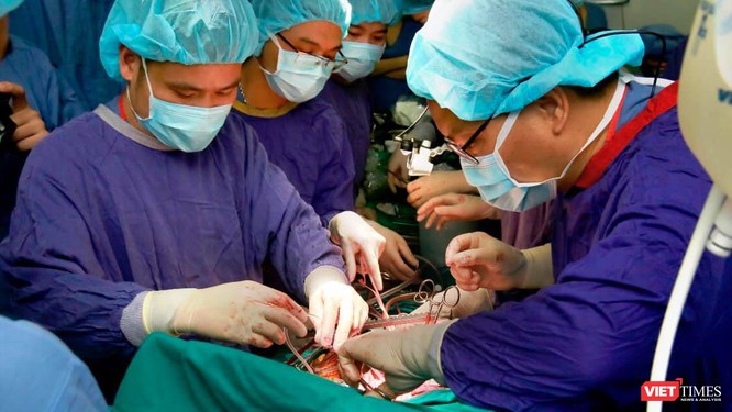 Các bác sĩ thực hiện ca ghép phổi tại BV Việt Đức (Ảnh: BYT) 