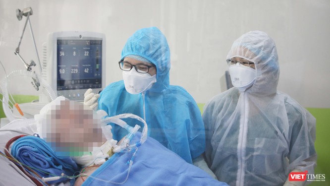 Video bệnh nhân 91 quay đầu, cử động tay, BS cho hay phổi phi công người Anh hồi phục 40% ảnh 2
