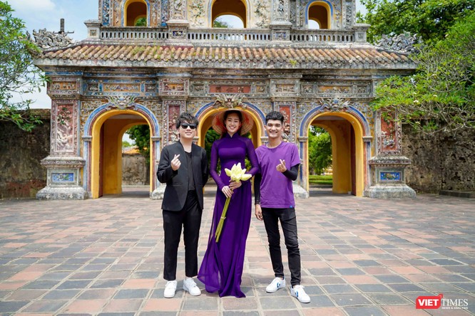 Hoa hậu Khánh Vân bắt chước bà Tân Vlog làm video thưởng thức tô bún “siêu to” ảnh 6