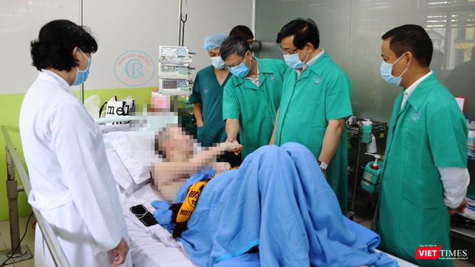 Bệnh nhân 91 bắt tay GS Nguyễn Gia Bình - - Chủ tịch Hội Hồi sức cấp cứu và chống độc Việt Nam, Tổ trưởng Tổ Hội chẩn chuyên môn chăm sóc, điều trị ca bệnh COVID -19 diễn biến nặng, nguy kịch (Bộ Y tế). Ảnh: BVCR 