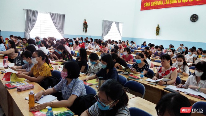Buổi trao đổi của GS Nguyễn Minh Thuyết với 220 thầy cô đến từ nhiều trường tại TP.HCM sáng 30/7 (Ảnh: Hòa Bình) 