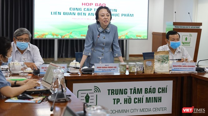 Trưởng Ban Quản lý An toàn Thực phẩm (ATTP) Phạm Khánh Phong Lan trao đổi tại cuộc họp báo chiều 1/9 (Ảnh: Hòa Bình) 