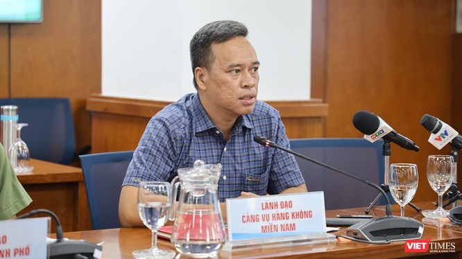 Phó Giám đốc Cảng vụ Hàng không miền Nam Đoàn Quốc Bình trao đổi tại họp báo. Ảnh- Khang Minh