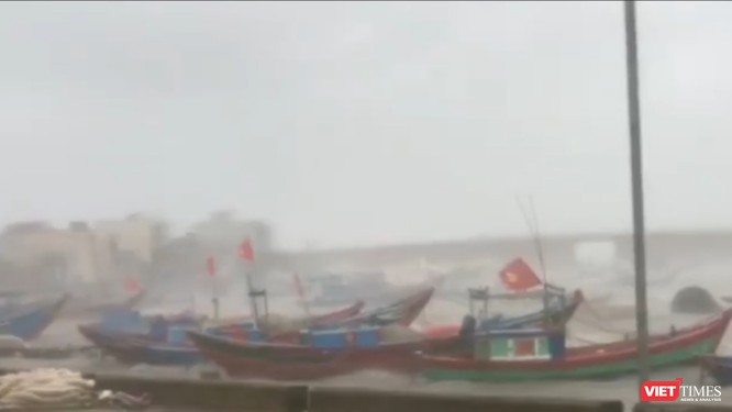 Gió giật cấp 15, sóng cao gần 10m ở đảo Lý Sơn, Quảng Ngãi có 2 người chết trong bão số 9 ảnh 1