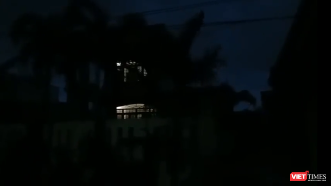 Video bão số 13 hoành hành, nhấn chìm đảo Lý Sơn trong bóng tối ảnh 1