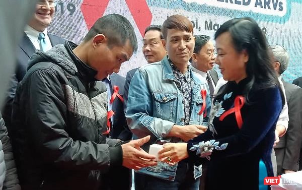 Bộ trưởng Nguyễn Thị Kim Tiến trao thuốc ARV nguồn BHYT cho bệnh nhân HIV sáng 8/3