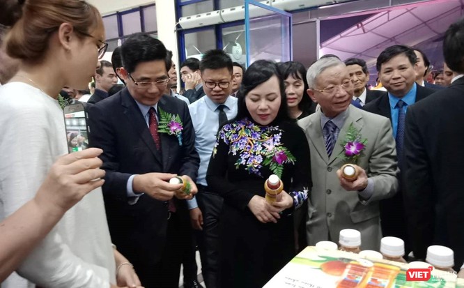 Bộ trưởng Bộ Y tế Nguyễn Thị Kim Tiến cùng đoàn đại biểu thăm quan các gian hàng tại hội chợ
