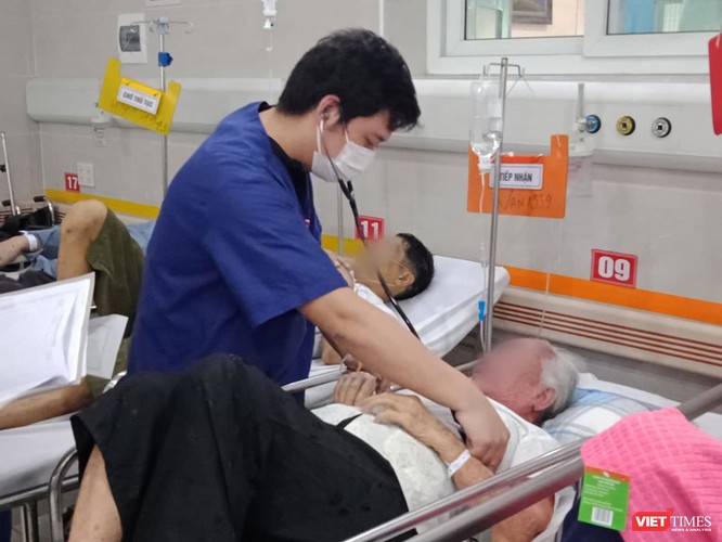 Bác sĩ cấp cứu cho bệnh nhân cao tuổi trong ngày nắng nóng