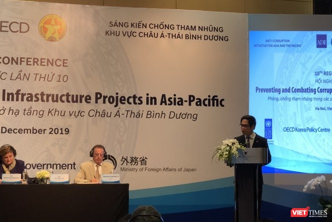 ông Vũ Tiến Lộc, Chủ tịch Phòng Thương mại và Công nghiệp Việt Nam (VCCI) trao đổi tại hội nghị.