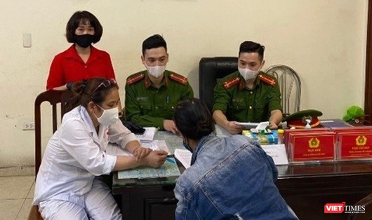 Một phụ nữ ở trung tâm Hà Nội trở thành người đầu tiên bị phạt vì không đeo khẩu trang ảnh 1