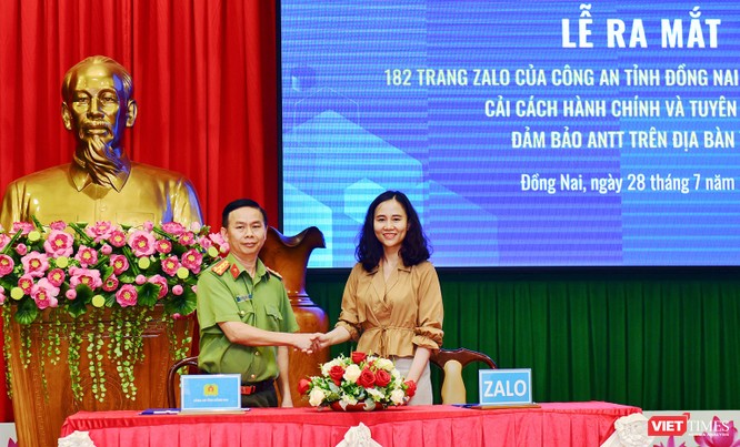 Đại tá Trần Tiến Đạt - Phó Giám đốc Công an tỉnh Đồng Nai và đại diện Dự án Zalo 4.0 ký kết hợp tác.