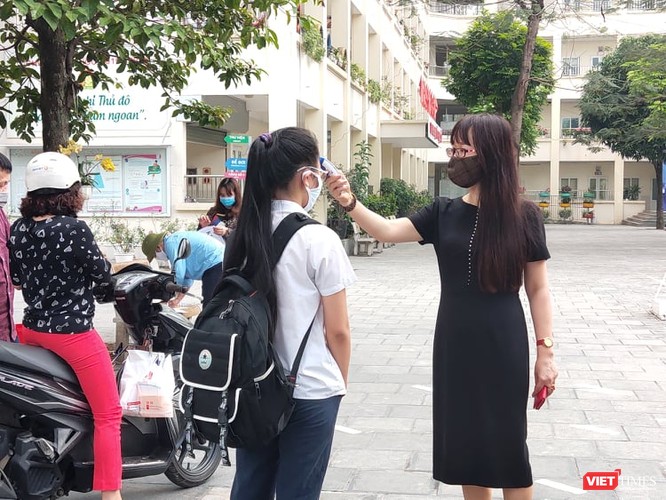 Hà Nội: Học sinh, phụ huynh nói gì trong ngày đầu tiên đi học trở lại? ảnh 2