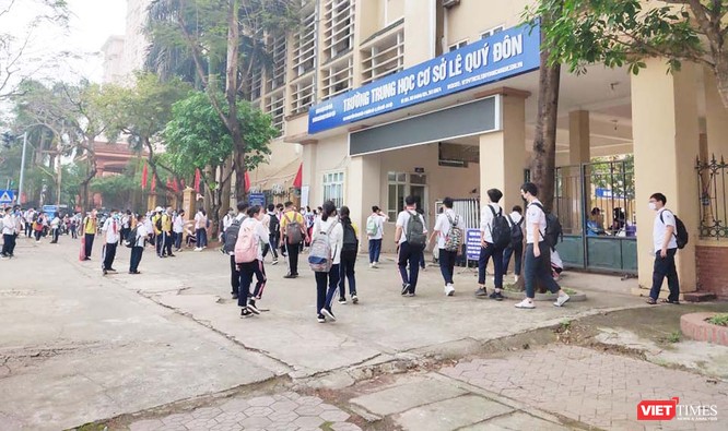Hà Nội: Học sinh, phụ huynh nói gì trong ngày đầu tiên đi học trở lại? ảnh 9