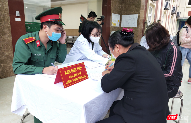 Sau tiêm vaccine phòng COVID-19, người dân có thể gặp các triệu chứng đau đầu, buồn nôn, sốt nhẹ ảnh 1