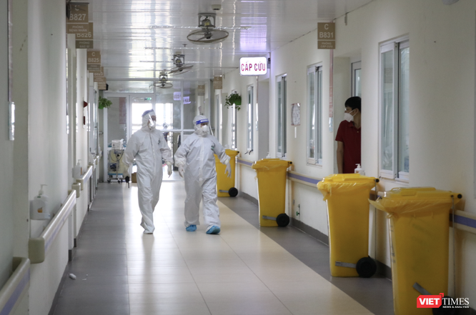 Vì sao tiêm 2 mũi vaccine, bệnh nhân và người nhà ở BV Việt Đức đến BV khác phải cách ly 21 ngày? ảnh 4