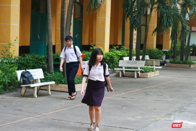 Một số học sinh chạy vội vào trường trước giờ khai mạc kỳ thi