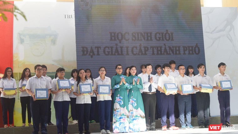 Cô hiệu trưởng Nguyễn Yến Trinh (trường Chuyên Lê Hồng Phong) trao bằng khen cho các em học sinh giỏi cấp thành phố năm 2019 