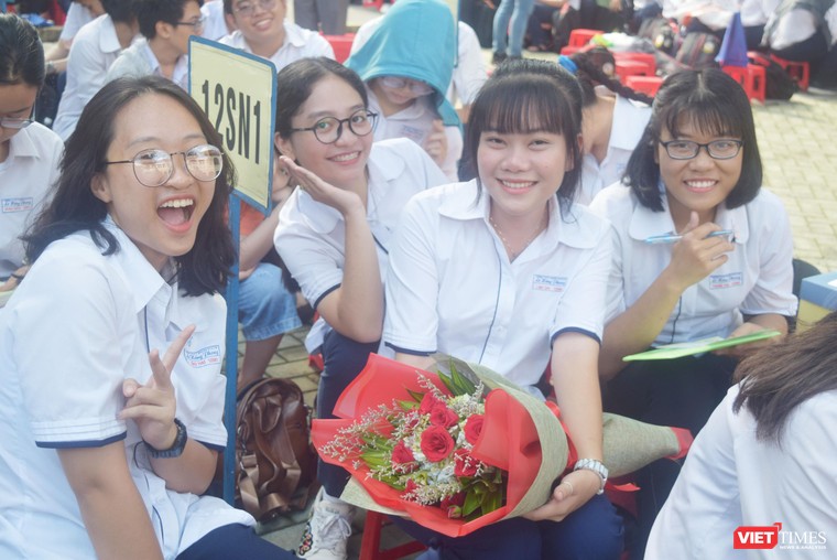 Những vòng tay bạn bè và nụ cười tỏa nắng trên sân trường của học sinh trường chuyên Lê Hồng Phong trong lễ trưởng thành 2019