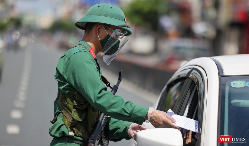 Ảnh: Ngày đầu TP HCM thực hiện giãn cách tuyệt đối “ai ở đâu thì ở yên đấy” ảnh 4