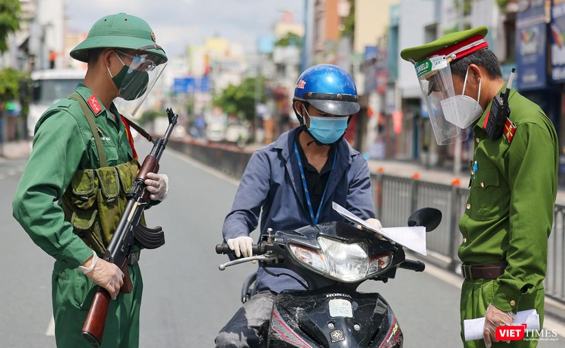 Ảnh: Ngày đầu TP HCM thực hiện giãn cách tuyệt đối “ai ở đâu thì ở yên đấy” ảnh 8