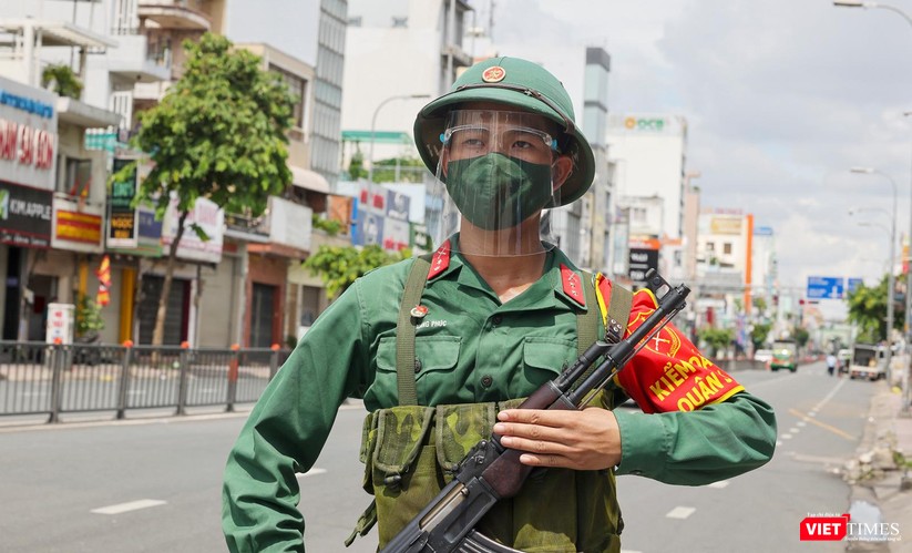 Ảnh: Ngày đầu TP HCM thực hiện giãn cách tuyệt đối “ai ở đâu thì ở yên đấy” ảnh 20