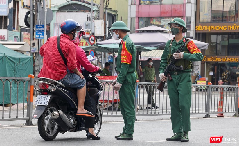 Ảnh: Ngày đầu TP HCM thực hiện giãn cách tuyệt đối “ai ở đâu thì ở yên đấy” ảnh 2