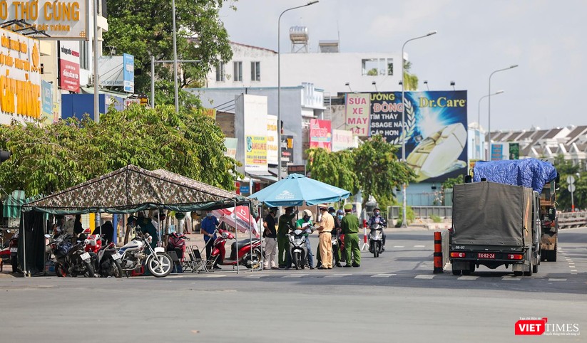 Ảnh: Ngày đầu TP HCM thực hiện giãn cách tuyệt đối “ai ở đâu thì ở yên đấy” ảnh 15