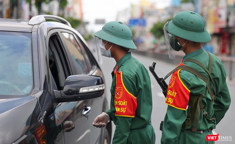 Ảnh: Ngày đầu TP HCM thực hiện giãn cách tuyệt đối “ai ở đâu thì ở yên đấy” ảnh 9