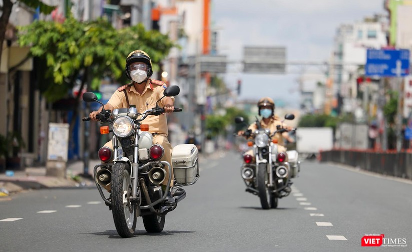 Ảnh: Ngày đầu TP HCM thực hiện giãn cách tuyệt đối “ai ở đâu thì ở yên đấy” ảnh 12