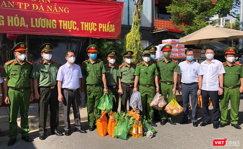Ảnh: Ngày đầu hoạt động ở các điểm cung ứng thực phẩm do Công an Đà Nẵng đảm nhiệm ảnh 1