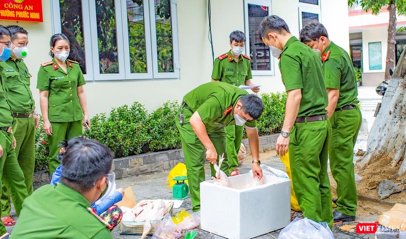 Ảnh: Khi các chiến sĩ công an ở Đà Nẵng vào vai “người vận chuyển” ảnh 6