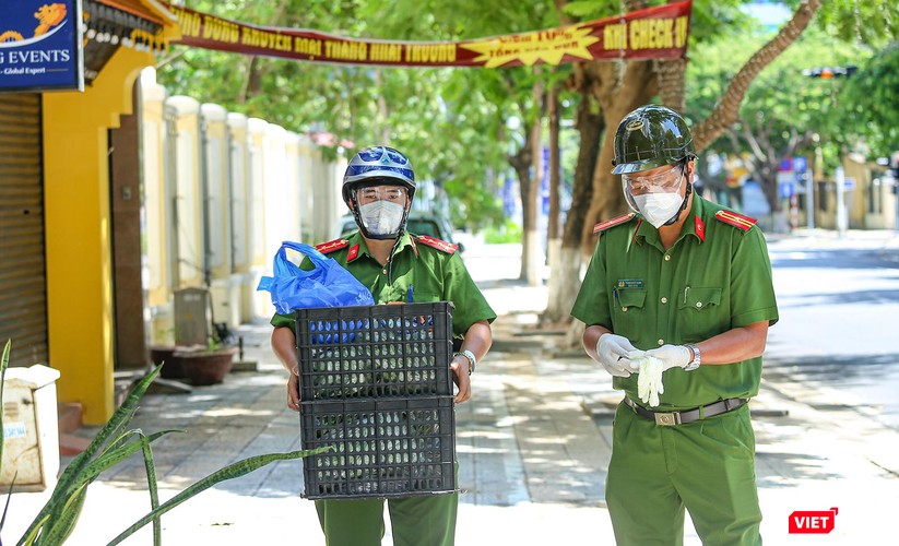 Ảnh: Khi các chiến sĩ công an ở Đà Nẵng vào vai “người vận chuyển” ảnh 23
