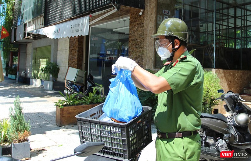 Ảnh: Khi các chiến sĩ công an ở Đà Nẵng vào vai “người vận chuyển” ảnh 17