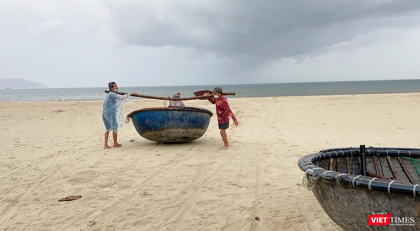 Ảnh: Người dân Đà Nẵng căng mình ứng phó với bão số 5 ảnh 4