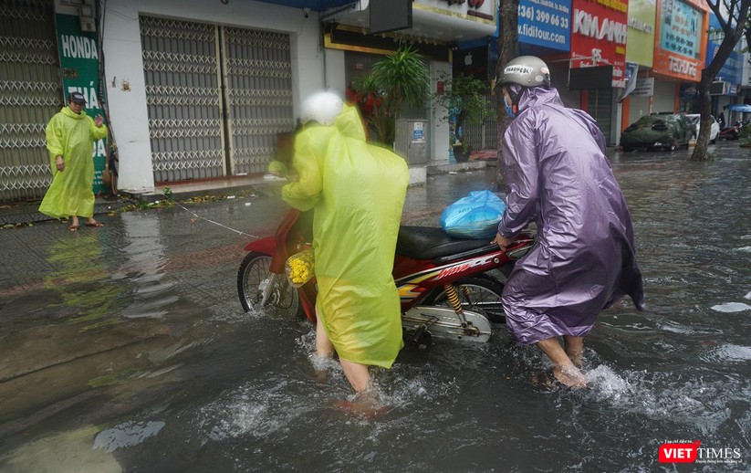 Cập nhật bão số 5 ở Đà Nẵng: Mưa lớn, gió giật mạnh, nhiều tuyến đường ngập nặng ảnh 9