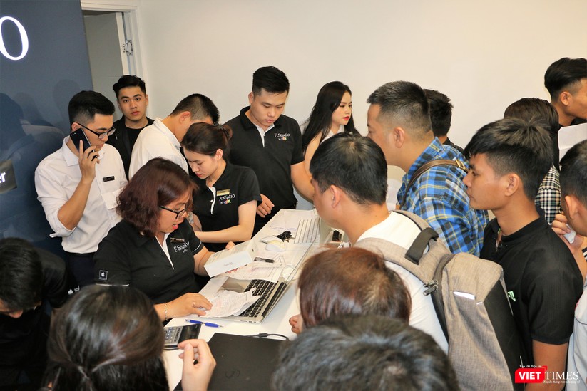 Hàng dài người xếp hàng lúc nửa đêm để mua iPhone XS và XR chính hãng ảnh 12