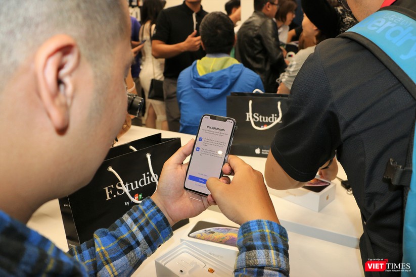 Hàng dài người xếp hàng lúc nửa đêm để mua iPhone XS và XR chính hãng ảnh 17