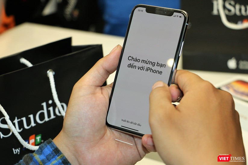 Hàng dài người xếp hàng lúc nửa đêm để mua iPhone XS và XR chính hãng ảnh 18