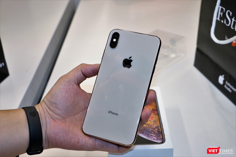 Hàng dài người xếp hàng lúc nửa đêm để mua iPhone XS và XR chính hãng ảnh 19