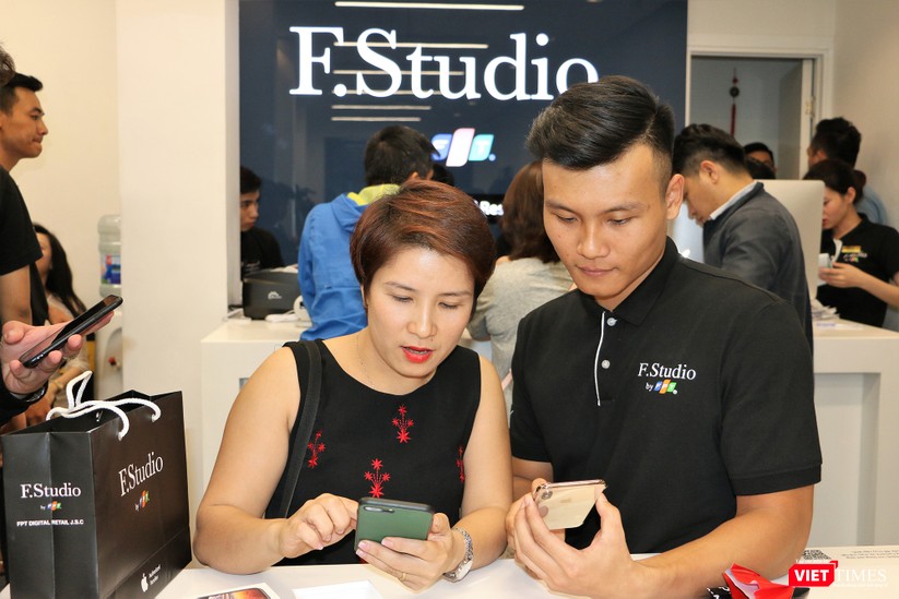 Hàng dài người xếp hàng lúc nửa đêm để mua iPhone XS và XR chính hãng ảnh 20