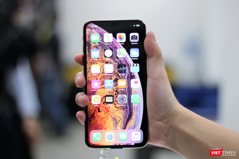 Hàng dài người xếp hàng lúc nửa đêm để mua iPhone XS và XR chính hãng ảnh 24