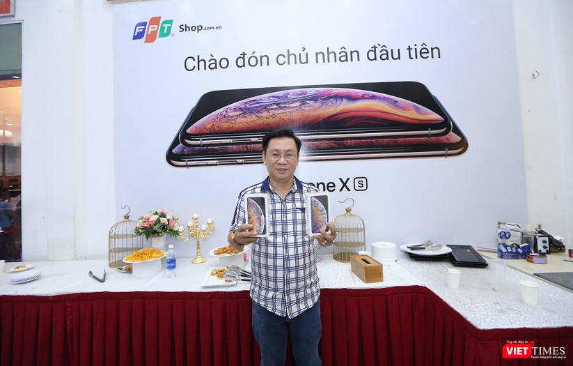Hàng dài người xếp hàng lúc nửa đêm để mua iPhone XS và XR chính hãng ảnh 28